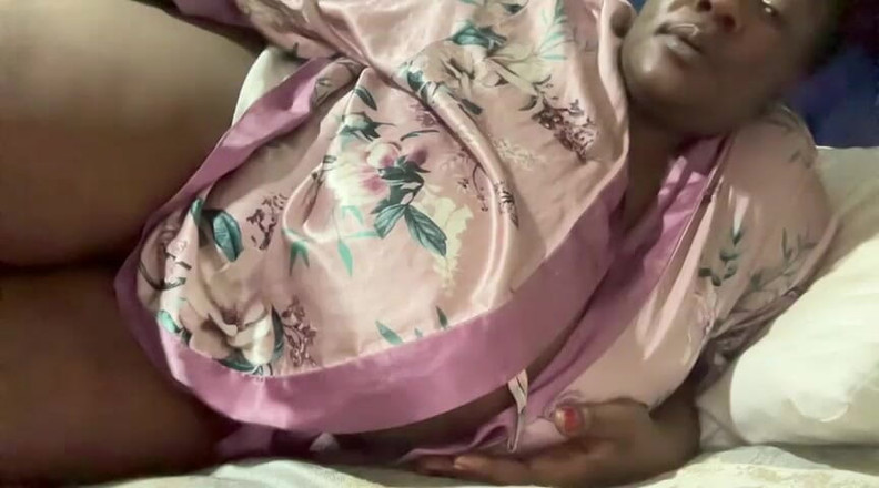 Legendary Booty Overdose: एसएसबीबीडब्ल्यू चोदने लायक मम्मी हस्तमैथुन करते हुए कराह रही है और स्तनों के साथ खेल रही है