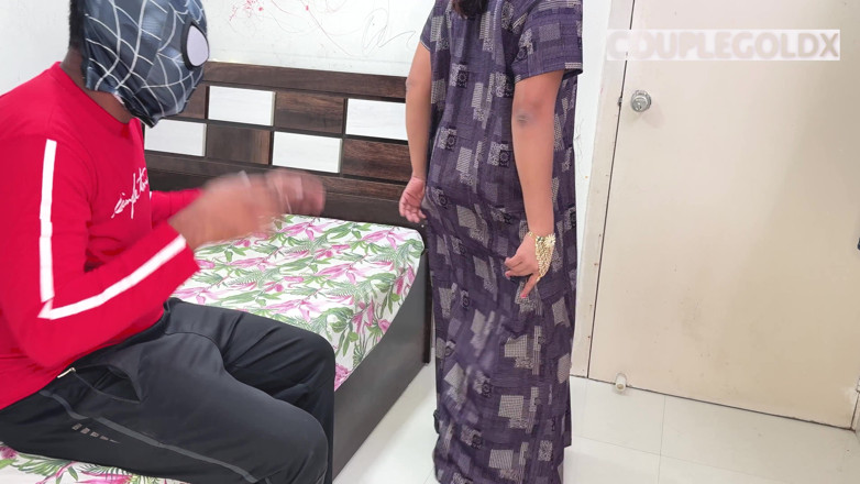 Sexy Komal: Komal a sunat vecinii