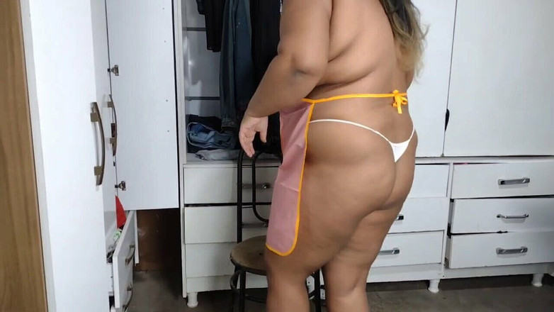 Jeanne Welsh: La nuova piccola cagna pulisce molto calda e si mostra