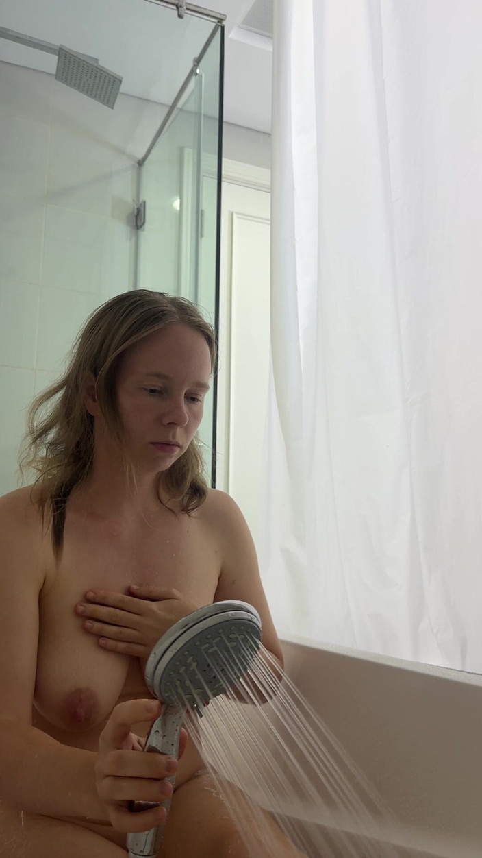 SweetLucy96: Natural beauty kissar i badkaret