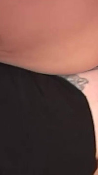 Dev ama il sesso perverso quindi fa un deepthroat e prende il cazzo anale sul letto