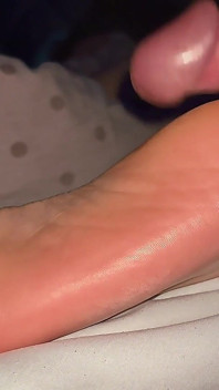 Rakaman dekat pancutan mani pada Tapak Kaki Cantik – Fetish Kaki Amatur
