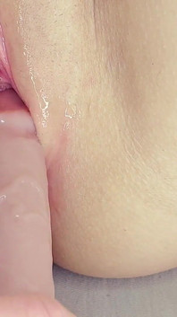 La bella giovane figa vergine viene masturbata, scopata e fatto un pompino