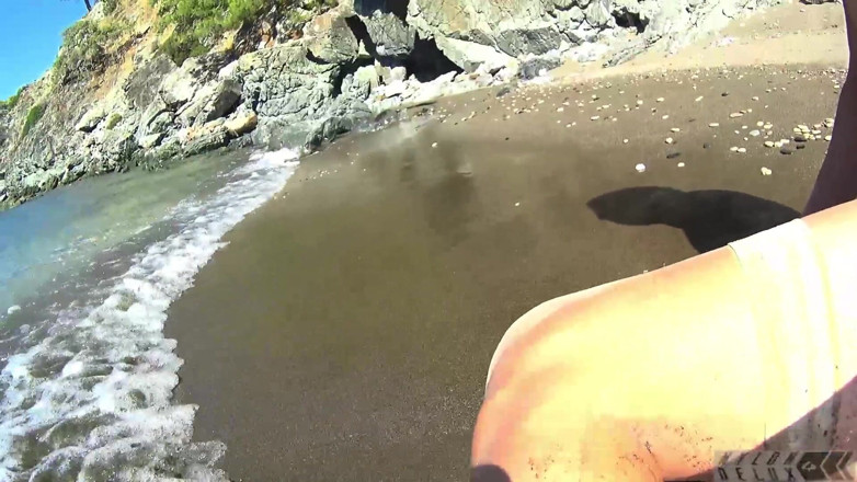 Nylondelux: Stoking telanjang di pantai