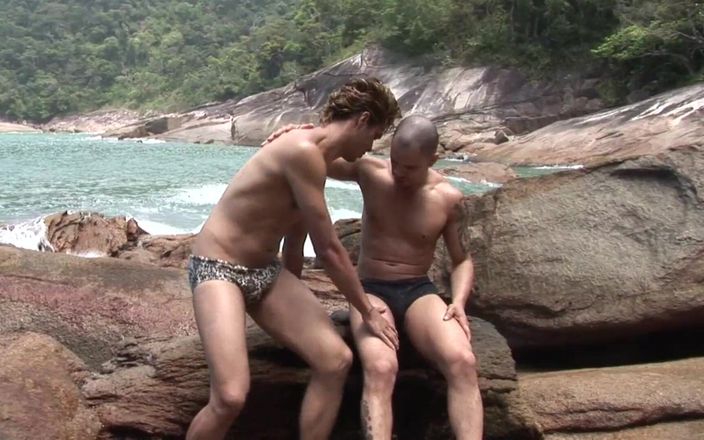 Gay X: Musculoso e gêmeos latinos se na praia!