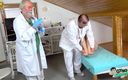 Gyno Exclusive: Два старих лікарі пестять пальцями голу тінку Беллу Енджел під час її гінекологіального іспиту