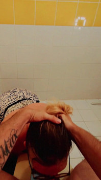 Muschi und mund zertrümmerten den kopf in der toilette
