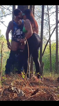Esposa follando en el bosque con la gran polla negra