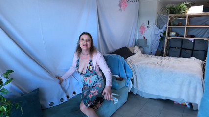 Erin Electra: 私の友人の継母は私が見ているのを捕まえて、私に彼女を妊娠させたいのです