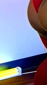 Gorąca brunetka MILF w namiętnej akcji lesbijek i nie tylko