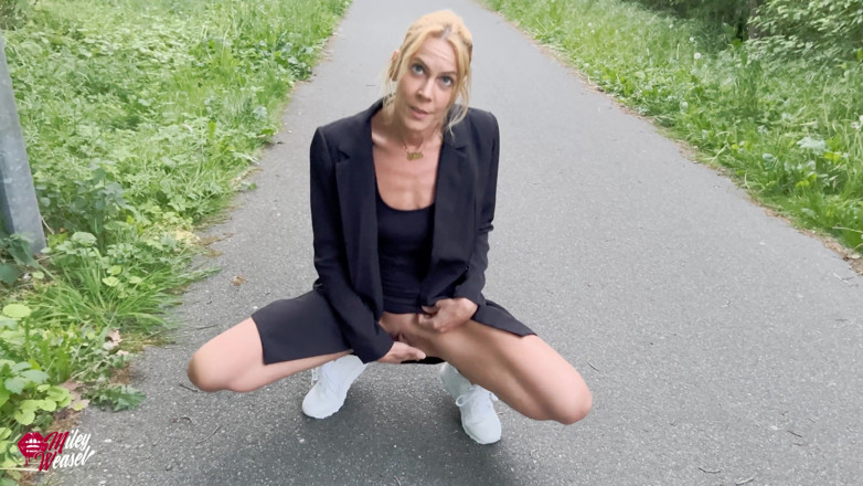 Miley Weasel: Rubia puta a Rapidito al salir de la carretera!
