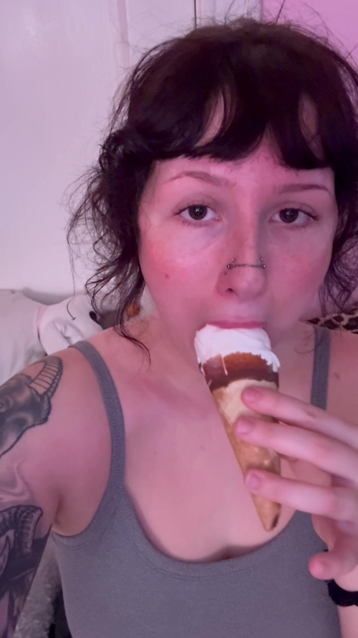 Sage Sinclaire: Huge Back to Back Burps, Eating Ice Cream