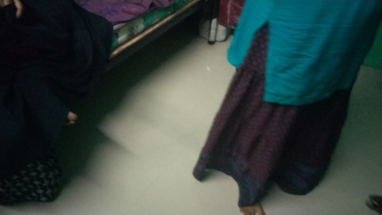 Tamil lesbian: 三个阿姨在卧室说话