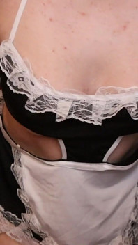 Niegrzeczna pokojówka bawi się dupkiem