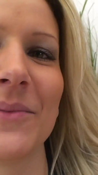 Šukej tuto blonďatou milfku hladovou po ptákovi s malými kozami v různých polohách a pak se jí vystříkej na obličej
