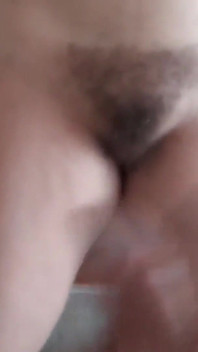 Lo adoro quando gli amici del mio figliastro mi vengono su tutto il corpo e mi riempiono di sperma