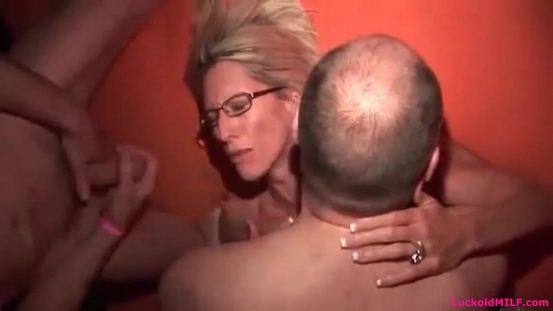 Cuckold MILF: MILF cocu - ma femme blonde sexy dans une nana échangiste