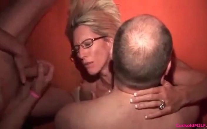 Cuckold MILF: Matură sexy pasionată de încornorare - soția mea blondă sexy într-un schimb de...