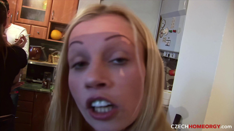 Czech Home Orgy: Orgie cehă acasă 2 - Partea 2: MAME SEXY țâțoase vor spermă