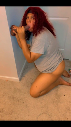 Hicktown_hoochi: मेरे घुटनों पर एक बीबीसी डिल्डो चूसना