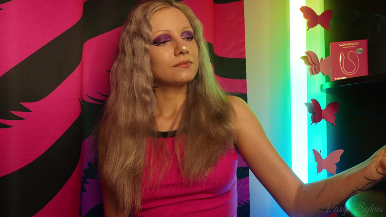 Vasya Sylvia: Sexy Teenagerin, die eine Zigarette raucht und sie schüttelt!