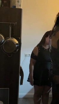 Frenesí de fisting en la cocina - putas maduras estiradas de par en par
