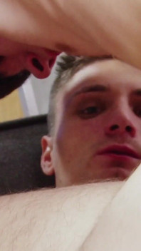 I giovani ragazzi della stanza sanno come rilassarsi nel mezzo del "tempo per gli esami"