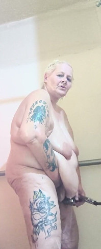 Suja puta safada na floresta lavando bem