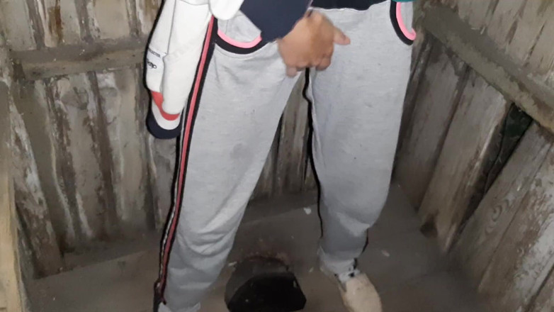 Lesbian-illusion: 私は隣人が路上のトイレで自慰行為をしているのを捕まえ、私は彼女に参加しました-レズビアン-イリュージョン