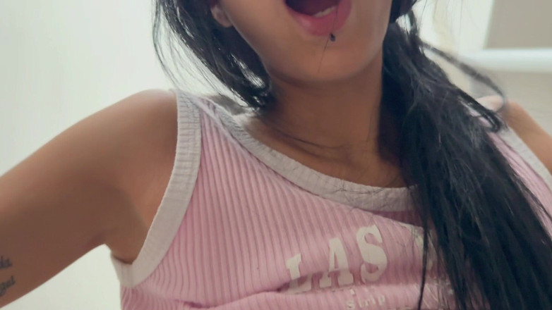 Chorran: この魅力的な痩せた女の子はセックスが大好きで、家で二人きりの階段で激しくセックスします