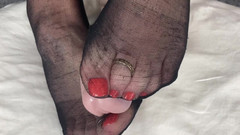 Mr MF: 熟女夫人的脚向你展示她性感的脚、脚趾和脚底。视频是展示她的脚和脚趾的系列的一部分。第3部分