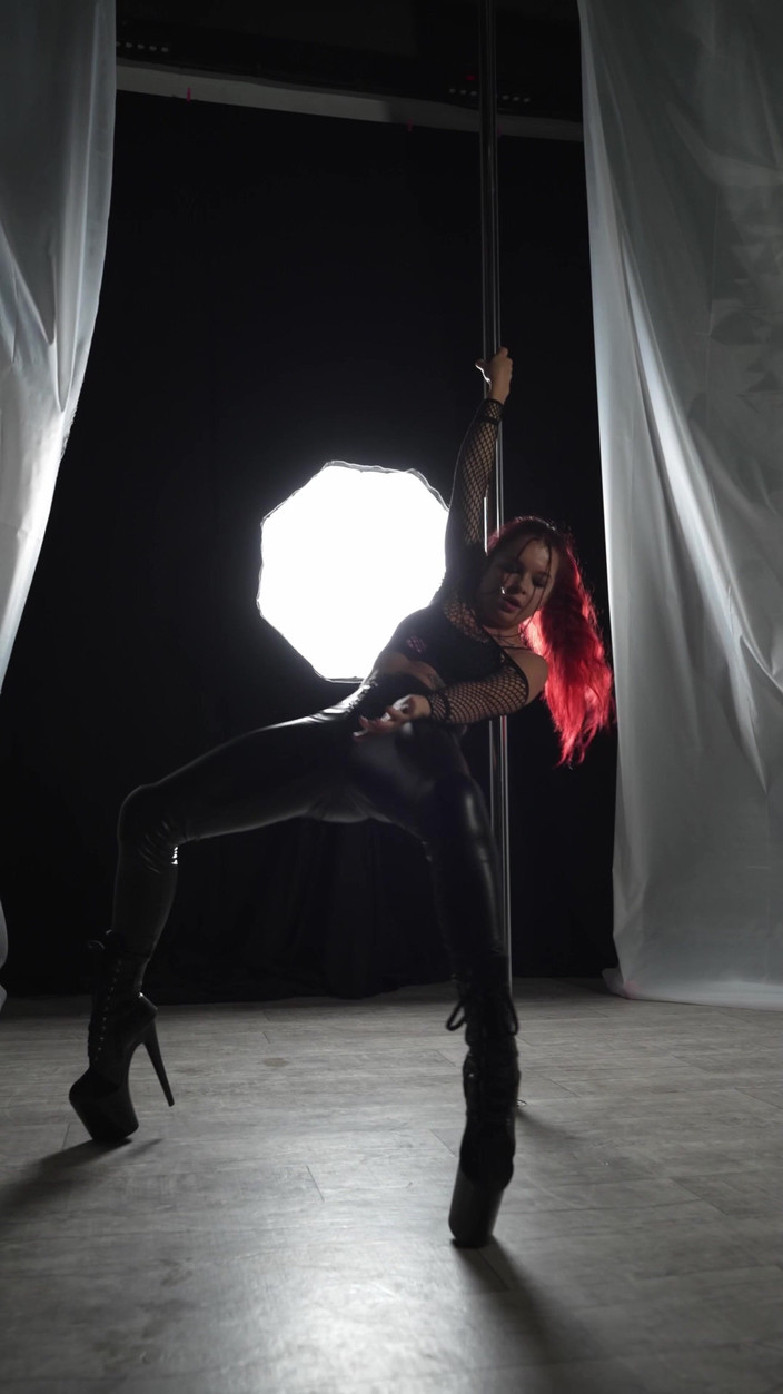 Renata Fox: Godin Renata Fox danst betoverend op een paal