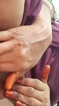 Hintli yalnız ev geniş kocası dışarı çıktıktan sonra seksi amcığını sert sikmek istiyor