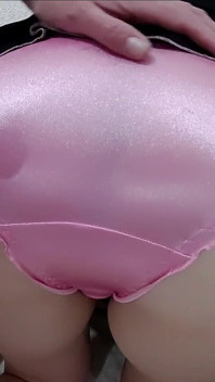 Glanzend roze satijnen slipje pantyjob grind neuken en klaarkomen - satijnencum