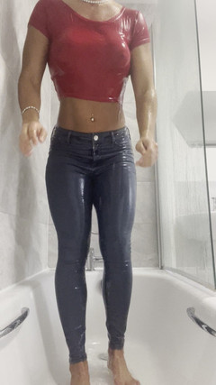 CALLIE ROKS: Abdominais posando musculosos, camiseta molhada no chuveiro fumegante