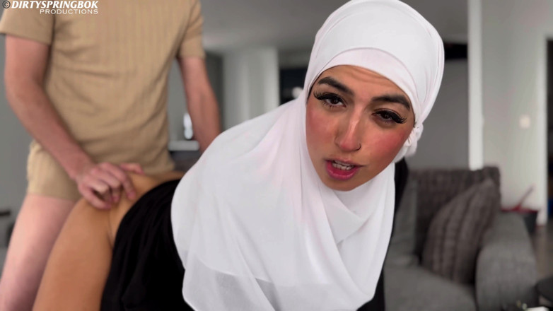 Aaliyah Yasin: ムスリムのメイドが上司がオナニーしているところを目撃