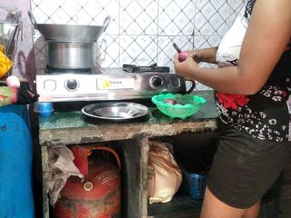 Kajal Bhabhi X: Indyjski teść pieprzy synową podczas gotowania część 2
