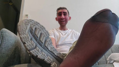 Manlyfoot: 継父ゲイ - 悪臭を放つ!- 黒い薄手の靴下でのトレーニングは、地元のジムで大きな悪臭を引き起こしています