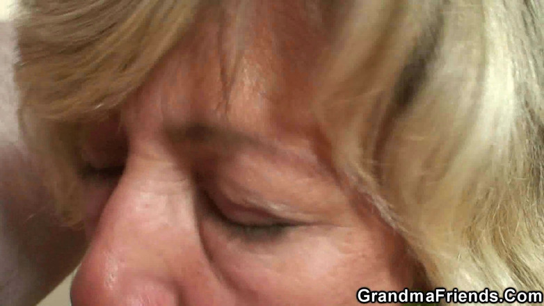 Grandma Friends: Poszedł napalony