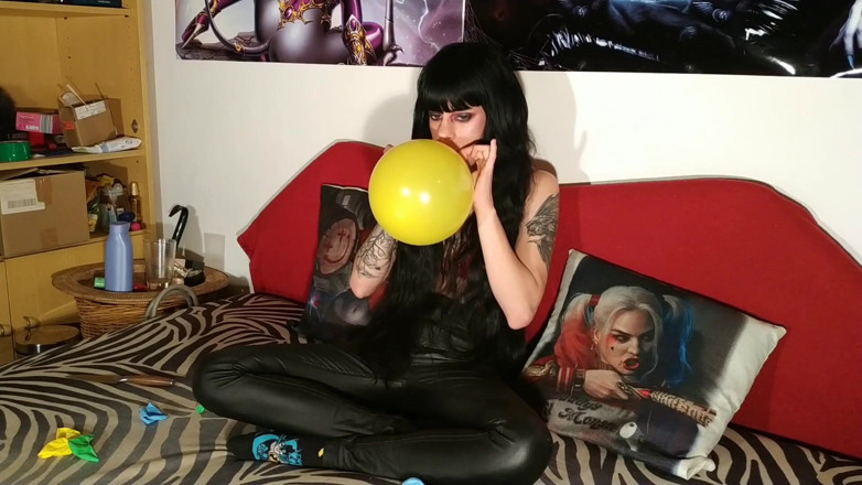 Beth Kinky: Balloon blowing and balloon singing