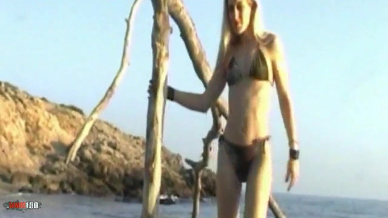MMM100: Jessica: छोटी सुनहरे बालों वाली समुद्र तट पर नग्न हो रही है