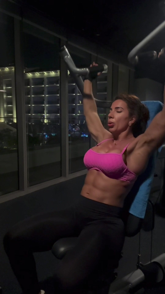 Alesyamuscledoll: Cvičení a pózování po části 1