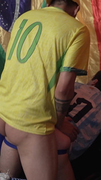 Das Brasilianische Team Verlor Das Spiel, Wurde Aber Champion Der Ferkel Im Hintern Des Argentiniers