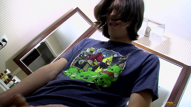 Piss Twinks: Cowok imut yang belum dipotong muncrat & basah kuyup