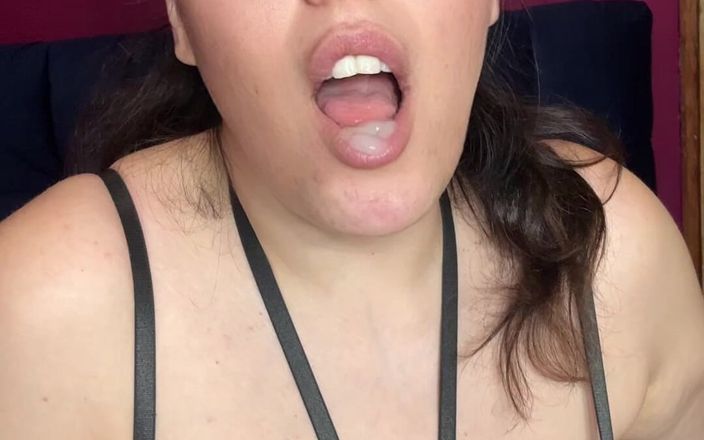Young_strawberry: 그녀의 입에 정자를 받는 밀프