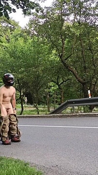 Handjob zakar di tepi jalan, hampir terperangkap