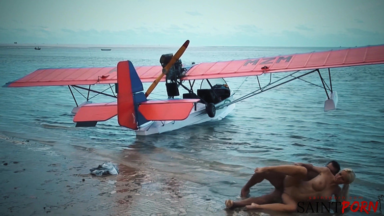 SaintPorn: Caylian Curtis se folla a un piloto en una playa...
