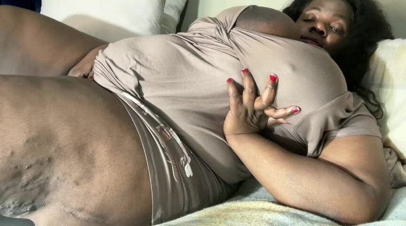Legendary Booty Overdose: Nera donnona che geme si diverte a letto