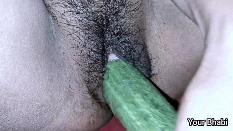 Bhabi: Follando mi coño con un pepino