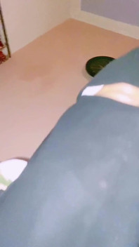 Ragazza velata che scopa molto pesante